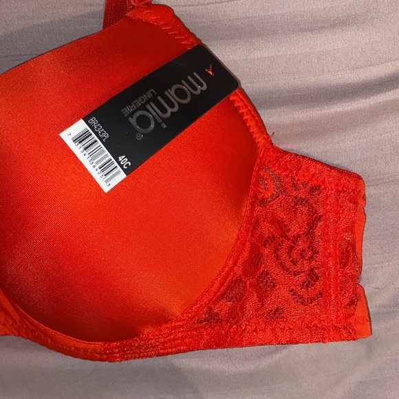 Red Bra - Picture 2 of 4